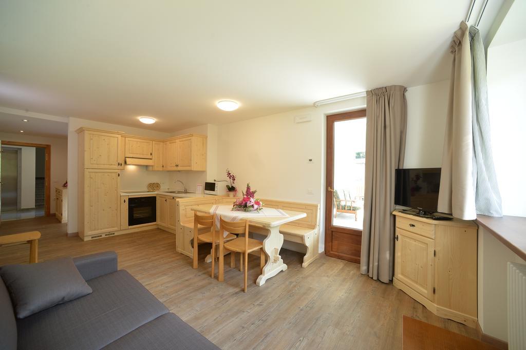 La Casa Al Noce Aparthotel Mezzana  Rom bilde